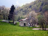 Ganda, piccolissimo e rustico pugno di case, offre, insieme al 'suo' Monte Rena, un grande panorama (17 maggio 09)  - FOTOGALLERY