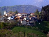 Ganda, piccolissimo e rustico pugno di case, offre, insieme al 'suo' Monte Rena, un grande panorama (17 maggio 09)  - FOTOGALLERY