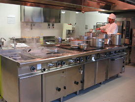 Una parziale visione della grande cucina - (foto Piero Gritti)