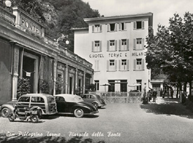 II Piazzale della Fonte negli anni cinquanta - cartolina Archivio Adriano Epis
