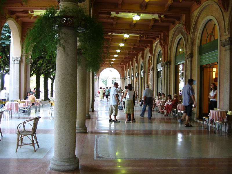 Elegante porticato del Parco della Fonte - foto Piero Gritti