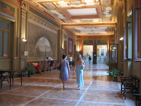 La maestosa Sala Bibite delle Terme, elegantemente decorata ed affrescata - foto Piero Gritti