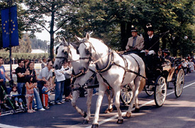 Sfilata di carrozze sul Viale Papa Giovanni - (foto Andreato 2004)
