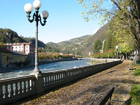 La passeggiata si prolunga sul Viale Bortolo Belotti - foto Piero Gritti
