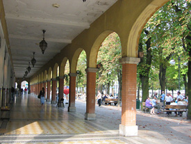 Lungo i Portici Colleoni - foto Piero Gritti