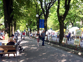 Il Viale dei Portici affollato in una domenica estiva - foto Piero Gritti