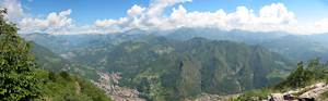Dal Monte Zucco panoramica su S. Pellegrino sottostante e le montagne circostanti