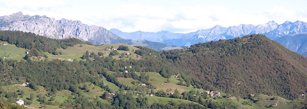 Ca' Boffelli, Vettarola in basso, il Ronco al centro, il Molinasco a destra, sullo sfondo le Alpi Orobie