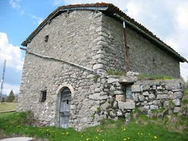 Stalla con cisterna per recupero acqua piovana