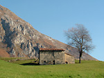 VEDI IN GRANDE - Stalla sui pascoli di Zambla Alta alle pendici del Monte Grem