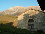 VEDI IN GRANDE - Stalla sui pascoli di Zambla Alta alle pendici del Monte Grem