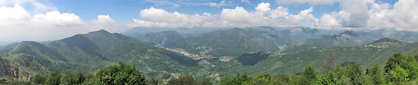 Panoramica dal Costone verso il Canto Alto e la conca di Zogno