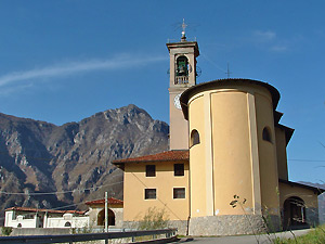 Chiesa di Spino, sullo sfondo il Monte Zucco