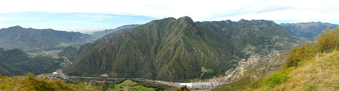 Panoramica sulla media Valle Brembana dal Pizzo di Spino